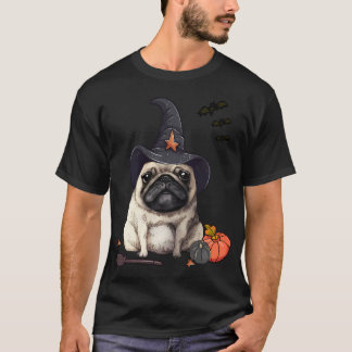 Lustiges Porträt eines lächelnden Mopses in einem  T-Shirt