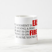 Lustiges Projekt-Managements-Sprichwort, das eine Kaffeetasse (Mittel)