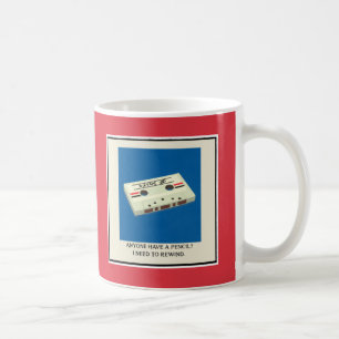 Lustiges Retro-Kassettenband-Rückspulen mit einem Kaffeetasse