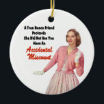 Lustiges Retro Vintages Bunco Keramikornament<br><div class="desc">Lustige retro Vintage bunco Verzierung grafischen Entwurfs kennzeichnet eine herrliche Bunco Königin mit ihrer rosa Ausstattung und weißen Handschuhen. Text liest "einen wahren Bunco Freund vortäuscht sie sah Sie nicht, ein versehentliches miscount zu lassen". Sie wissen, dass was es wie nach einigen Runden von Bunco und von Wein ist und...</div>
