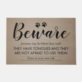 Lustiges rustikales Land passen von den Hunden auf Fußmatte