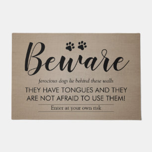 Lustiges rustikales Land passen von den Hunden auf Fußmatte