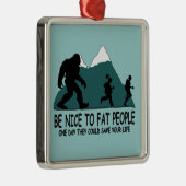 Lustiges Sasquatch Silbernes Ornament (Rechts)