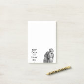 Lustiges Schimpanse-Tier behalten Ruhe und denken Post-it Klebezettel (Auf Schreibtisch)