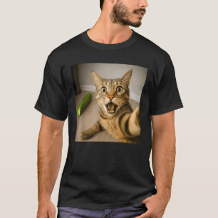 Lustiges schockiertes Katzen-Selfie mit Gurken-Mem T-Shirt