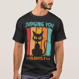 Lustiges Schwarzes Katze, die dich still beurteilt T-Shirt