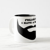 Lustiges Schwarzweiss-"Follow-me, habe ich einen Zweifarbige Tasse (Vorderseite Links)