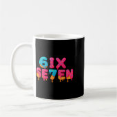 Lustiges Sechs Sieben 6 7 Meme Design Kaffeetasse (Links)