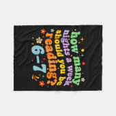 Lustiges Sechs Sieben 6 7 Meme Lehrer Design Lesen Fleecedecke (Vorderseite (Horizontal))