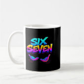 Lustiges Sechs Sieben Design Grafik 67 6 7 Meme Hä Kaffeetasse (Links)