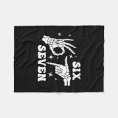 Lustiges Six Seven 67 Meme Gen Alpha Skelett Hände Fleecedecke (Vorderseite (Horizontal))