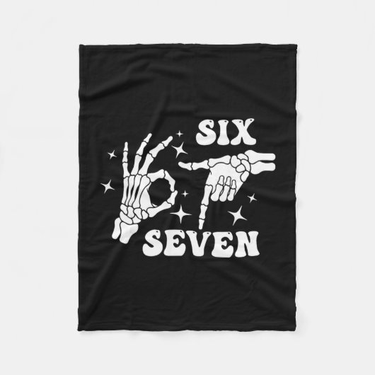 Lustiges Six Seven 67 Meme Gen Alpha Skelett Hände Fleecedecke (Vorderseite)