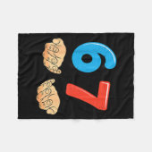 Lustiges Six Seven 6 7 Meme Gen Alpha Slang 67 Hän Fleecedecke (Vorderseite (Horizontal))
