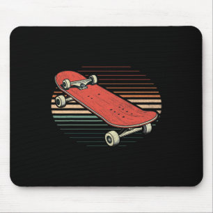 Lustiges Skateboarding Longboard, das Tricks ausfü Mousepad