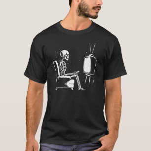lustiges Skelett beim Fernsehen T-Shirt