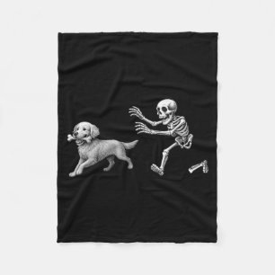 Lustiges Skelett jagt Golden Retriever Halloween Fleecedecke