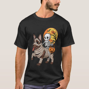 Lustiges Skelett reitet Mumie Deutscher Schäferhun T-Shirt