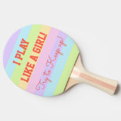 Lustiges Spiel mögen ein Mädchen-gestreiftes Tischtennis Schläger (Seitenansicht)