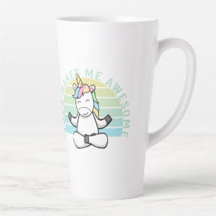 Lustiges süßes Einhorn beim Yoga. Lustige Yoga-Pos Milchtasse