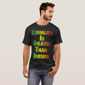 Lustiges T-Shirt Juneteenth Gleichheit ist größer (Vorne ganz)