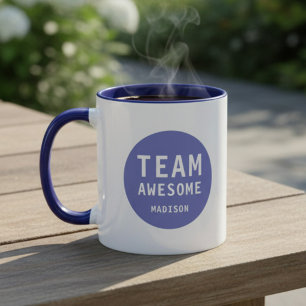 Lustiges Team Awesome Lila Personalisierter Name Tasse