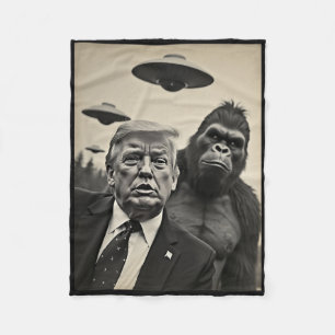 Lustiges Trump-Bigfoot-Selfie mit UFOs seltsamer A Fleecedecke
