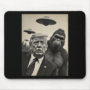 Lustiges Trump-Bigfoot-Selfie mit UFOs seltsamer A Mousepad