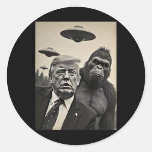 Lustiges Trump-Bigfoot-Selfie mit UFOs seltsamer A Runder Aufkleber