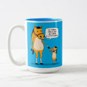 Lustiges und niedliches großes Pferd und kleines Zweifarbige Tasse (Links)