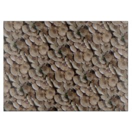 lustiges, vegulierbares Bild von frischen Knopfpil Schneidebrett