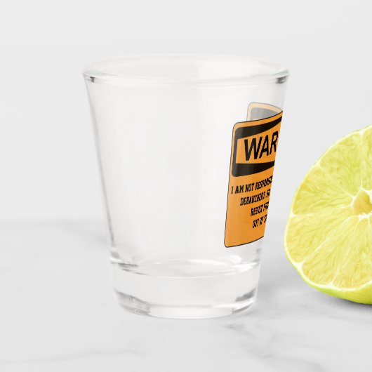 Lustiges warnendes Verstümmelungs-Party-trinkendes Schnapsglas (Links)