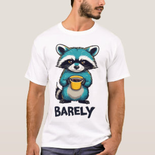Lustiges Waschbär-Coffee-Typografie-T-Shirt - Kaum T-Shirt