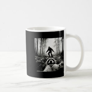 Lustiges Waschbär-Selfie mit Sasquatch Bigfoot  Kaffeetasse
