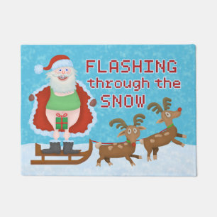 Lustiges Weihnachten Weihnachtsmann, der durch Fußmatte