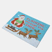 Lustiges Weihnachten | Weihnachtsmann, der durch Fußmatte (Schrägansicht)