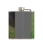 Lustiges Ziegen-Baby-weiße Ziege, die in Weide Flachmann (Rückseite)