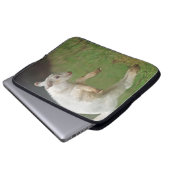 Lustiges Ziegen-Baby-weiße Ziege, die in Weide Laptopschutzhülle (Vorne Knopf)