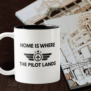 Lustiges Zuhause ist dort, wo der Pilot das Flugze Zweifarbige Tasse