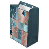 Luxe Abstrakt | Rose rot und Aquamarin geometrisch Mittlere Geschenktüte (Rückseite Schrägansicht)
