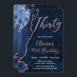 Luxe Agate Sapphire Blue Rose Gold 30. Geburtstag Einladung<br><div class="desc">Personalisieren Sie diese luxuriöse Sapphire Blue und Rose Gold Agate 30. Geburtstag Party Einladung mit Ihrem eigenen Wortlaut und Party Details einfach und schnell, einfach auf den Knopf anpassen, um den Stil und die Platzierung des Textes weiter zu gestalten und zu formatieren.  Matching Artikel im Shop! c) Das glückliche Cat...</div>