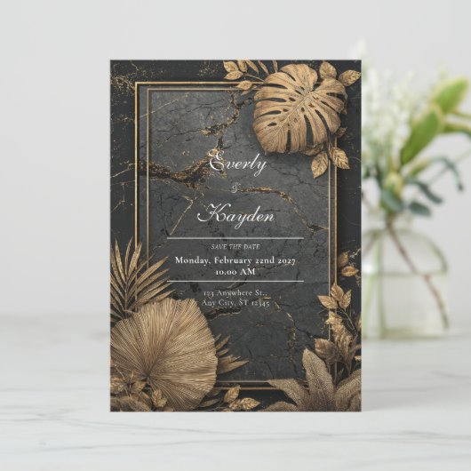 Luxe Black Marble & Gold Tropical VIP Hochzeit Einladung (Stehend Vorderseite)