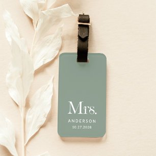 Luxe Elegance   Sage Green Mrs. and Wedding Date Gepäckanhänger