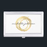 Luxe Imitate Gold lackierte Circle Designer Logo Visitenkarten Etui<br><div class="desc">Koordiniert bis 12.01 Uhr mit der Vorlage der Luxe Imitats Gold Painted Circle Designer Logo Business Card Template. Ein Bio gemalter Kreis in Imitaten aus metallischem Gold wird zu einem luxuriösen Logo auf diesem Designer Visitenkartengehäuse. Personalisieren Sie Ihre Daten mit Ihrem Namen oder Firmennamen. Auch gut als eine stilvolle Geschenkidee....</div>