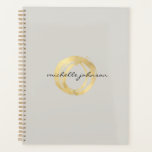 Luxe Imitate Gold lackierter Circle Tan Termine Bu Planer<br><div class="desc">Ein Bio gemalter Kreis in Imitaten aus metallischem Gold wird zu einem luxuriösen Logo in diesem Designer-Terminkalender mit dem Zusatz Ihres Namens oder Firmennamens in einer schicken Typenbehandlung. Ideal für Schönheitssalons,  Nagelstudios,  Hochzeitsplaner,  Veranstaltungsplaner oder für den persönlichen Gebrauch. Kunstwerk und Design bis 12.01 Uhr,  ein Boutique-Design-Studio. © 1201AM CREATIVE</div>