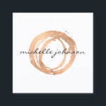 Luxe Imitate Rose Gold Painted Circle Designer Log Quadratische Visitenkarte<br><div class="desc">Ein Bio gemalter Kreis in Imitaten aus Rose aus Metall wird zu einem luxuriösen Logo auf dieser einzigartigen, quadratischen Visitenkartenvorlage mit dem Zusatz Ihres Namens oder Firmennamens in einer schicken Typenbehandlung. Steigen Sie mit diesem modernen Design in Ihre Marke ein und lassen Sie sich von der Masse abheben und einen...</div>