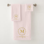 Luxe Misty Rose Pink Gold Wreath Monogram Badhandtuch Set (Insitu)