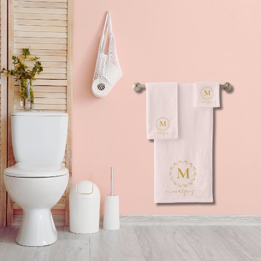 Luxe Misty Rose Pink Gold Wreath Monogram Badhandtuch Set