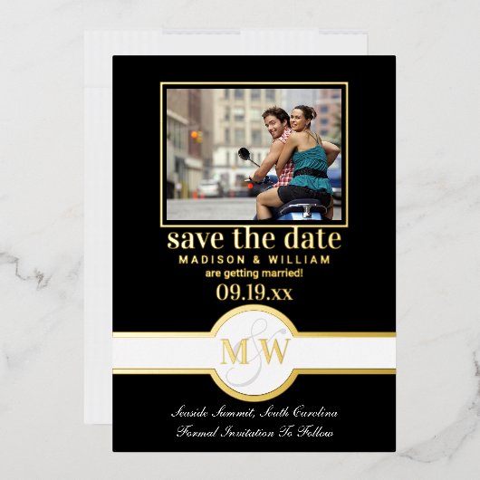 Luxe Monogram Foto Save the Date Schwarz und Gold Folieneinladung (Briefumschlag)