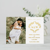 Luxe Wedding Wappen Monogram Wreath Custom Foto Folieneinladung (Stehend vorne)