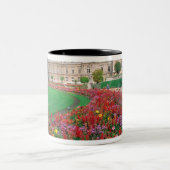 Luxembourg Palace in Paris, Frankreich. Zweifarbige Tasse (Mittel)